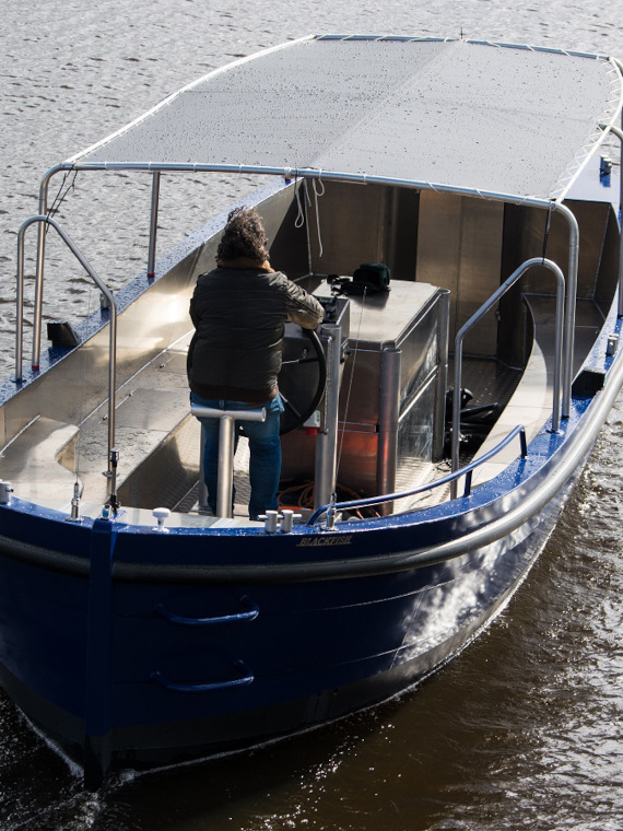 Rondvaartboot achter aanzicht aluminium boten en sloepen